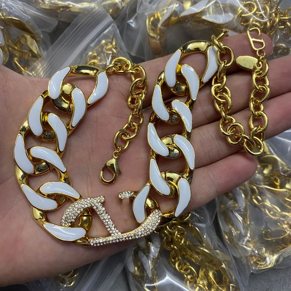 woman v logo pendant necklaces v letter designer pearl luxury metal jewelry women brand big gold silver necklace banquet senior accessories
woman v logo pendant necklaces v letter designer pearl luxury metal jewelry women brand big gold silver necklace banquet senior accessories