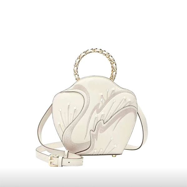 2023 new chinese style new chinese cowhide embroidery flower single shoulder cross-body cheongsam hand bag
2023 new chinese style new chinese cowhide embroidery flower single shoulder cross-body cheongsam hand bag