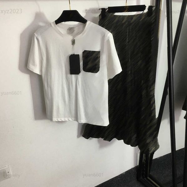 designer women dress suits two piece dress pocket cotton short sleeved t-shirt and logo printed high waisted pleated skirt july17, White
designer women dress suits two piece dress pocket cotton short sleeved t-shirt and logo printed high waisted pleated skirt july17, White