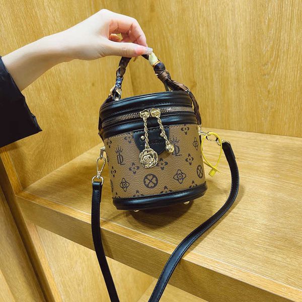 network red scarf cylinder bag women's new fashion simple texture handbag versatile shoulder purses
network red scarf cylinder bag women's new fashion simple texture handbag versatile shoulder purses