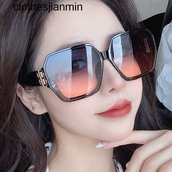 2023 fashion design sunglasses %80 factory wholesale and retail new b family large frame sunglass women's net red street trend versatil, White;black
2023 fashion design sunglasses %80 factory wholesale and retail new b family large frame sunglass women's net red street trend versatil, White;black