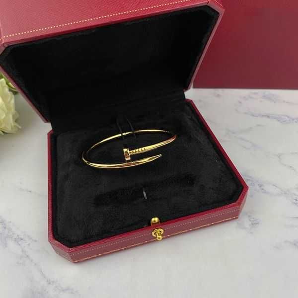 designers luxurys bracelet solid color bangle diamonds couple models bracelets valentine's day versatile metal sense the same material, Black
designers luxurys bracelet solid color bangle diamonds couple models bracelets valentine's day versatile metal sense the same material, Black