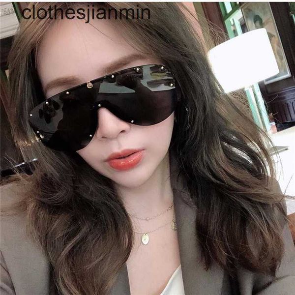 2023 fashion design sunglasses %80 factory wholesale and retail g's new personalized rivet eye protection sunglass zhou yangqing's, White;black
2023 fashion design sunglasses %80 factory wholesale and retail g's new personalized rivet eye protection sunglass zhou yangqing's, White;black