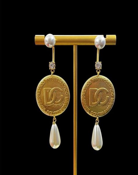 new designed earring stud gd letters pearls pendants copper 18k gold plated anti allergy women earring ladies designe2109867, Golden;silver
new designed earring stud gd letters pearls pendants copper 18k gold plated anti allergy women earring ladies designe2109867, Golden;silver