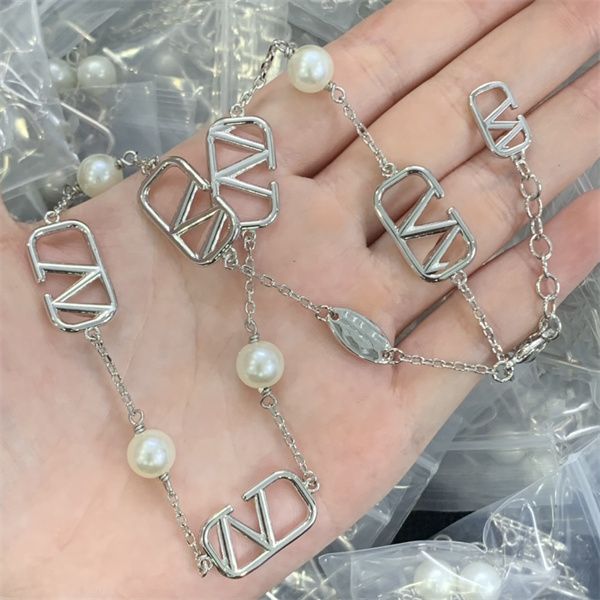 woman v logo pendant necklaces v letter designer pearl luxury metal jewelry women brand gold necklace 21, Silver
woman v logo pendant necklaces v letter designer pearl luxury metal jewelry women brand gold necklace 21, Silver