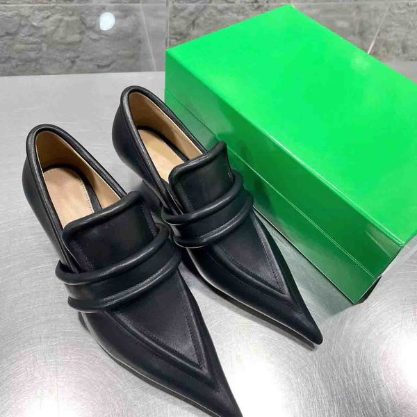 new fashion single shoe cat heel pointed deep cut single shoe with three-dimensional keel design, Black
new fashion single shoe cat heel pointed deep cut single shoe with three-dimensional keel design, Black