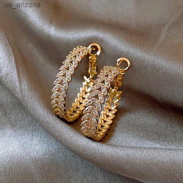 uilz new design stylish leaf women hoop earring inlaid zircon engagement wedding versatile female circle earrings l230620, Golden;silver
uilz new design stylish leaf women hoop earring inlaid zircon engagement wedding versatile female circle earrings l230620, Golden;silver