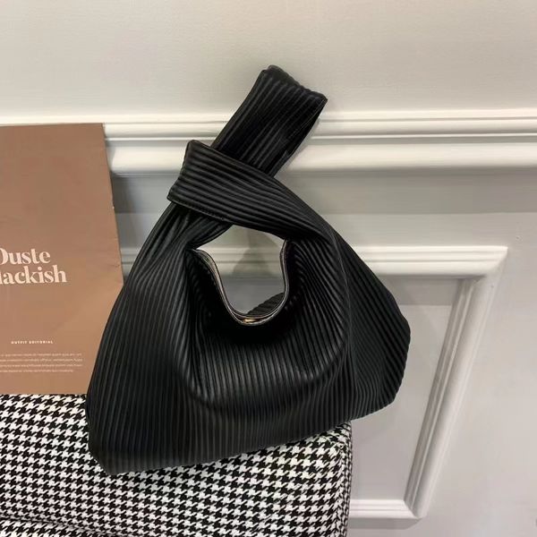 evening bags open asymmetric knotted handbag bag european and american fashion simple fashionable vertical grain soft jiaozi 230725
evening bags open asymmetric knotted handbag bag european and american fashion simple fashionable vertical grain soft jiaozi 230725
