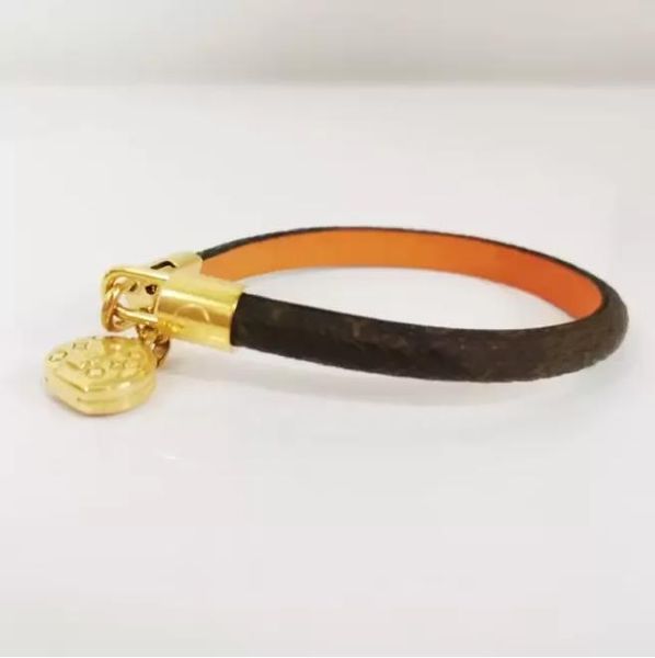 luxury designer bracelets women leather bracelet with heart lock hardware charm bracelets four leaf flower pattern gold bag pendant hanging, Golden;silver
luxury designer bracelets women leather bracelet with heart lock hardware charm bracelets four leaf flower pattern gold bag pendant hanging, Golden;silver