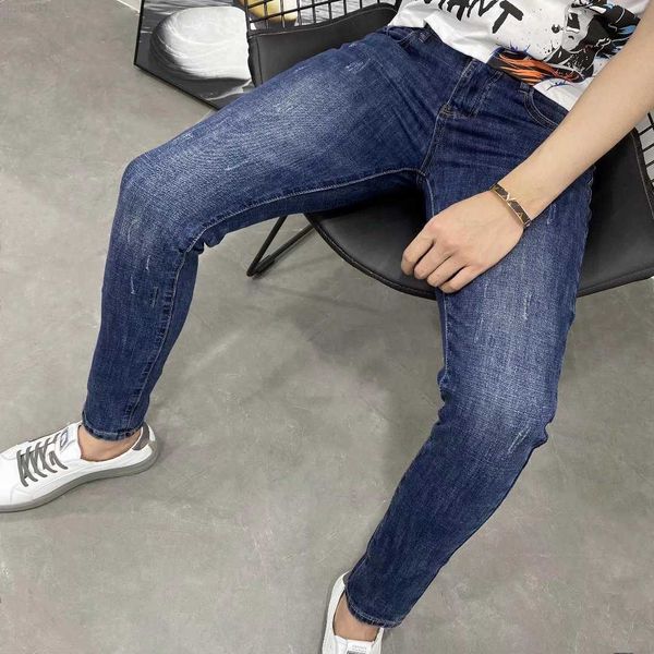 autumn winter sticker dark blue slim cut jeans feet iron genie men's elastic pencil denim designer pantsl230726
autumn winter sticker dark blue slim cut jeans feet iron genie men's elastic pencil denim designer pantsl230726