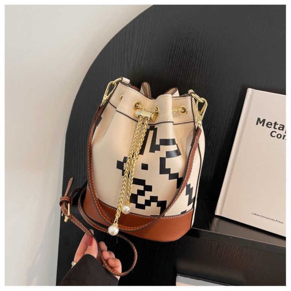 winter new fashion shoulder crossbody women's bag fashion color collision splicing line drawstring bucket bag 0818
winter new fashion shoulder crossbody women's bag fashion color collision splicing line drawstring bucket bag 0818