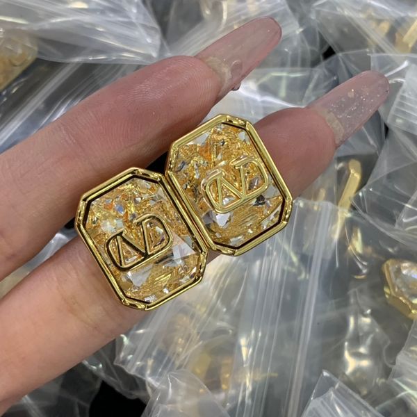 woman v logo stud earrings letter v gold internet celebrity hoop earing designer pearl orecchini luxury women latest colors jewelry 678, Golden
woman v logo stud earrings letter v gold internet celebrity hoop earing designer pearl orecchini luxury women latest colors jewelry 678, Golden