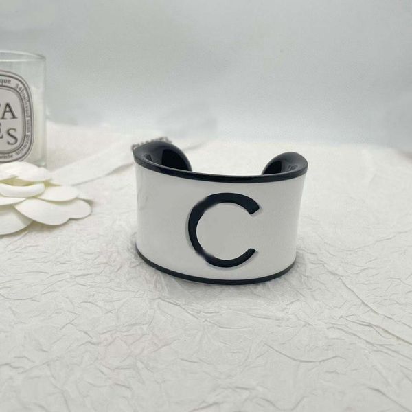 2023 luxury quality charm opened bangle with words design in white black blue color design have box stamp ps7361b
2023 luxury quality charm opened bangle with words design in white black blue color design have box stamp ps7361b