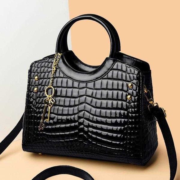 europe and the united states retro luggage leather goods boston bag crocodile leather grain ladies handbag 0818
europe and the united states retro luggage leather goods boston bag crocodile leather grain ladies handbag 0818