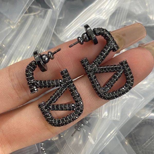 woman v logo stud earrings letter v gold love internet celebrity hoop earing designer pearl orecchini luxury women big earings jewelry 4522, Golden
woman v logo stud earrings letter v gold love internet celebrity hoop earing designer pearl orecchini luxury women big earings jewelry 4522, Golden