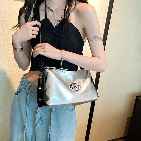 korean fashion large capacity women's summer new 2023 simple and lightweight shoulder trend versatile crossbody bag
korean fashion large capacity women's summer new 2023 simple and lightweight shoulder trend versatile crossbody bag