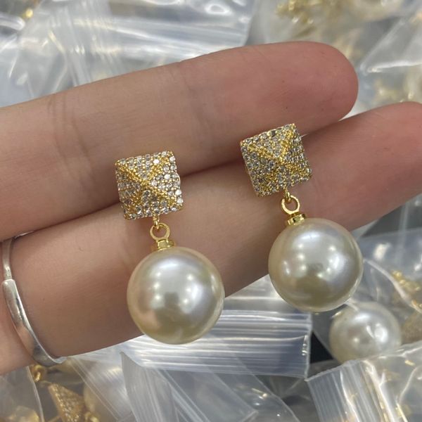 woman v logo stud earrings letter v gold internet celebrity hoop earing designer pearl orecchini luxury women latest colors jewelry 6452, Golden
woman v logo stud earrings letter v gold internet celebrity hoop earing designer pearl orecchini luxury women latest colors jewelry 6452, Golden