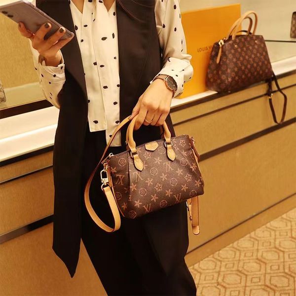 mini bag women's new printed one shoulder crossbody small bag handheld botton bag old flower dumpling bag l bag same styl sending scarv
mini bag women's new printed one shoulder crossbody small bag handheld botton bag old flower dumpling bag l bag same styl sending scarv