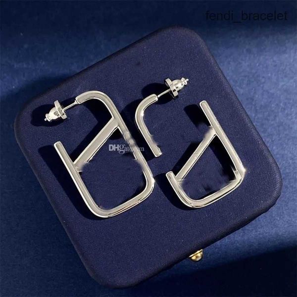 new v letter retro earrings circle gold fashion new net celebrity round face temperament ins alliance the same style earpiece fashion jewelr, Golden;silver
new v letter retro earrings circle gold fashion new net celebrity round face temperament ins alliance the same style earpiece fashion jewelr, Golden;silver