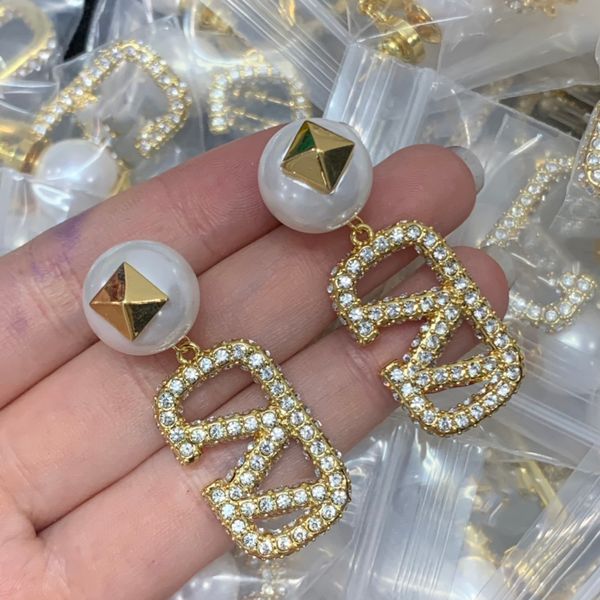 woman v logo stud earrings letter v gold internet celebrity hoop earing designer pearl orecchini luxury women latest colors jewelry 6241324, Golden
woman v logo stud earrings letter v gold internet celebrity hoop earing designer pearl orecchini luxury women latest colors jewelry 6241324, Golden
