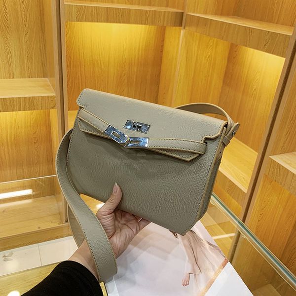 factory wholesale ladies shoulder bags 4 colors simple and versatile solid color leather handbag flip lychee clutch bag popular silver buckl
factory wholesale ladies shoulder bags 4 colors simple and versatile solid color leather handbag flip lychee clutch bag popular silver buckl