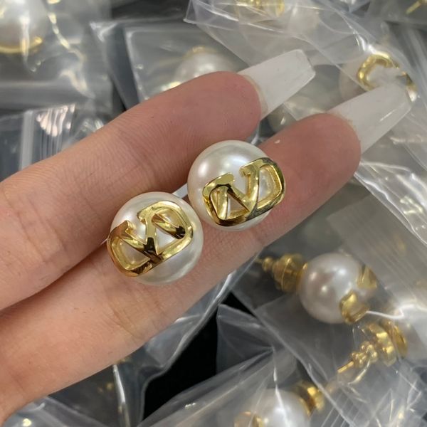 woman v logo stud earrings letter v gold internet celebrity hoop earing designer pearl orecchini luxury women latest colors jewelry 4345, Golden
woman v logo stud earrings letter v gold internet celebrity hoop earing designer pearl orecchini luxury women latest colors jewelry 4345, Golden