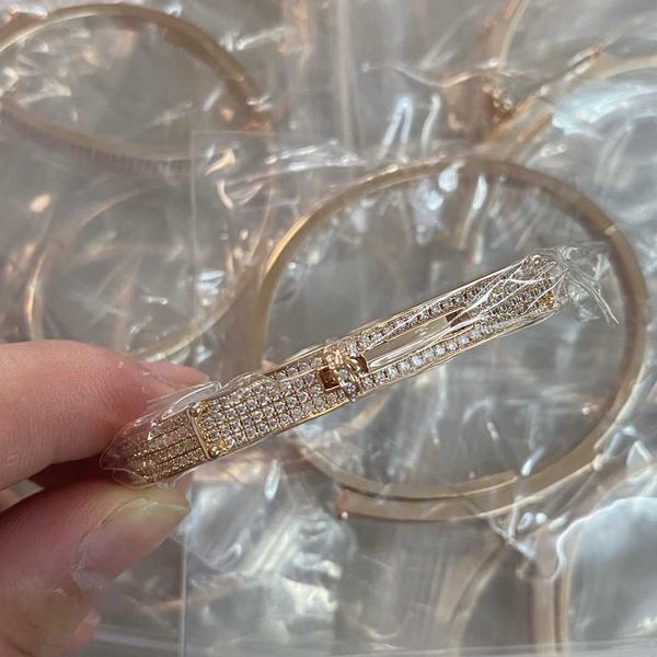 v-gold full diamond button bracelet cnc high edition perfect character printing fashion network red selling item, Golden;silver
v-gold full diamond button bracelet cnc high edition perfect character printing fashion network red selling item, Golden;silver
