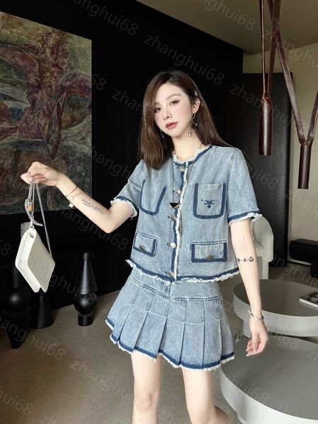 23ss skirt set womens designer clothing vintage wash denim coat with fur hem fur hem slim denim pleated skirt sets womens clothing, White
23ss skirt set womens designer clothing vintage wash denim coat with fur hem fur hem slim denim pleated skirt sets womens clothing, White