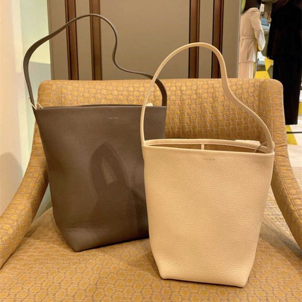 genuine leather high capacity commuter tote bag premium headfelt cowhide bucket bag one shoulder handheld women's bag
genuine leather high capacity commuter tote bag premium headfelt cowhide bucket bag one shoulder handheld women's bag