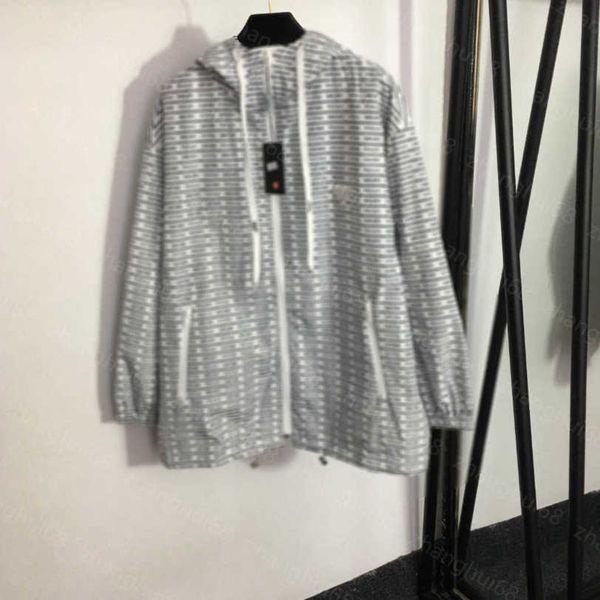 23ss womens designer clothing womens jacket presold logo letter striped print long sleeve hooded zipper trench coat women clothes a1, Black;brown
23ss womens designer clothing womens jacket presold logo letter striped print long sleeve hooded zipper trench coat women clothes a1, Black;brown
