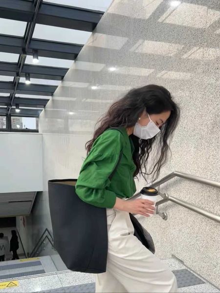 the row small bag large capacity commuter tote bag sen series ins handbag fashion versatile big bag bucket bag women
the row small bag large capacity commuter tote bag sen series ins handbag fashion versatile big bag bucket bag women