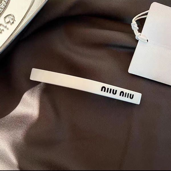 simple white m letter women's hair clip fringe side brand 2023 long hair clip, Golden;silver
simple white m letter women's hair clip fringe side brand 2023 long hair clip, Golden;silver