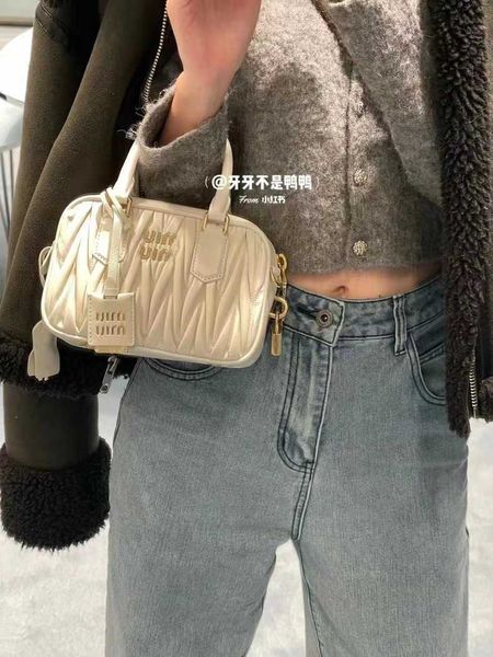 designer bags miu bag small milk white pleated bowling bag women fashion shoulder boston bag crossbody bag bowling bag hobo clutch pa0s
designer bags miu bag small milk white pleated bowling bag women fashion shoulder boston bag crossbody bag bowling bag hobo clutch pa0s