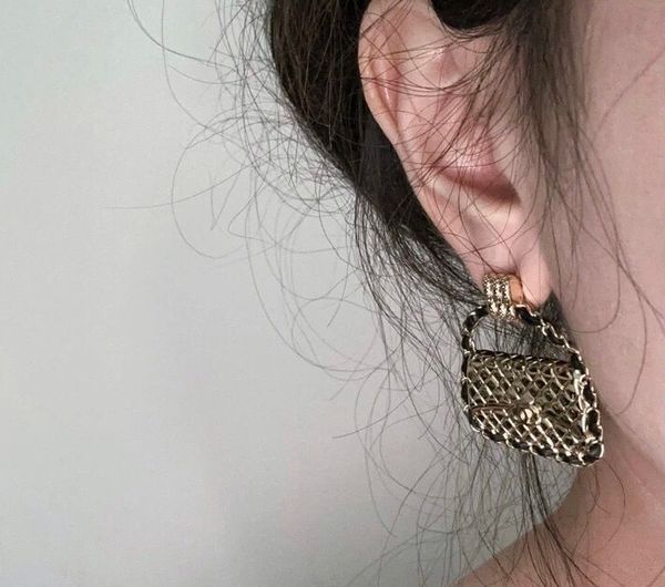 fashion luxury quality drop earring handbag shape design and black genuine leather have box stamp ps7249b, Golden
fashion luxury quality drop earring handbag shape design and black genuine leather have box stamp ps7249b, Golden