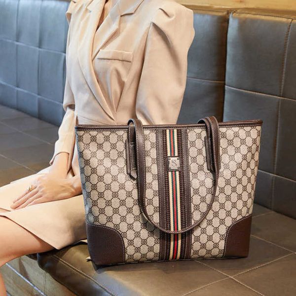 2023 new factory direct sales live streaming of the new western contrasting color women's niche french style shoulder with large capaci
2023 new factory direct sales live streaming of the new western contrasting color women's niche french style shoulder with large capaci