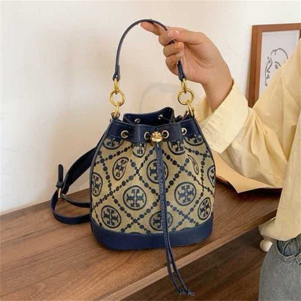 2023 new luxury bags can be and mixed batches korean version little red book same style printed temperament bucket portable schoolgirl
2023 new luxury bags can be and mixed batches korean version little red book same style printed temperament bucket portable schoolgirl