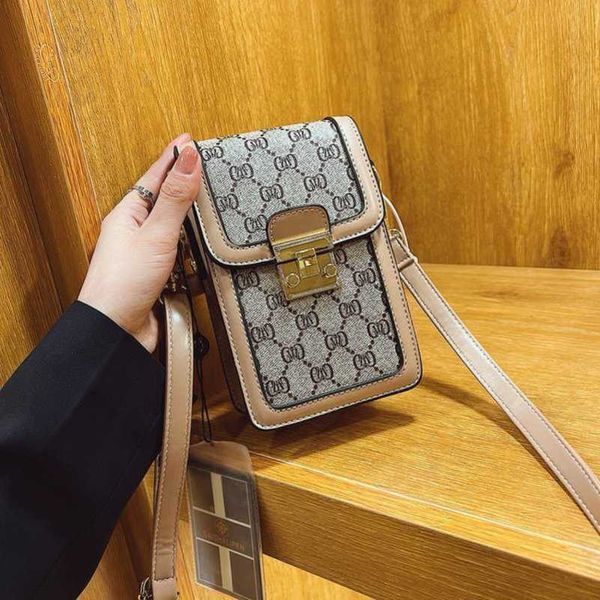 2023 factory direct sales women's combination with contrasting color mobile phone simple printed shoulder trendy and stylish crossbody
2023 factory direct sales women's combination with contrasting color mobile phone simple printed shoulder trendy and stylish crossbody