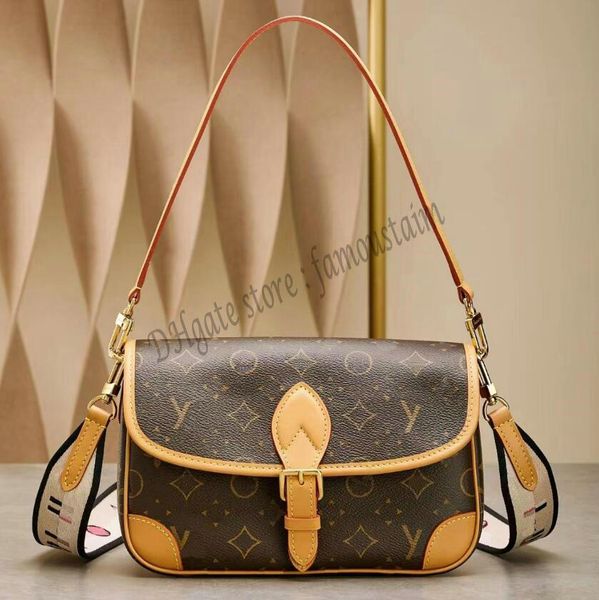 new fashion designer bag shoulder bag tote bag leather luxury presbyopia diane baguette handbag large capacity canvas shoulder strap embosse
new fashion designer bag shoulder bag tote bag leather luxury presbyopia diane baguette handbag large capacity canvas shoulder strap embosse