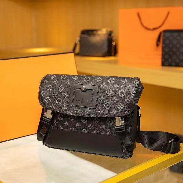 men's new fashion leather one shoulder messenger bag men's bag cowhide messenger bag bag
men's new fashion leather one shoulder messenger bag men's bag cowhide messenger bag bag