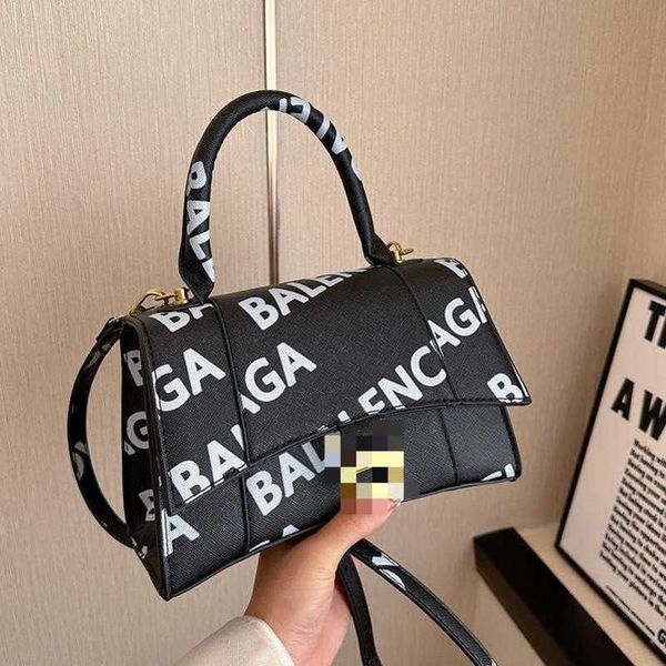 2023 factory direct sales trendy handheld printing hourglass one shoulder crossbody women's small letter bag graffiti star style
2023 factory direct sales trendy handheld printing hourglass one shoulder crossbody women's small letter bag graffiti star style