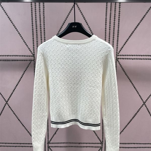 women's knits tees 2023 embroidered letter on chest round neck zipper cardigan white fashion knitted sweater 230726
women's knits tees 2023 embroidered letter on chest round neck zipper cardigan white fashion knitted sweater 230726