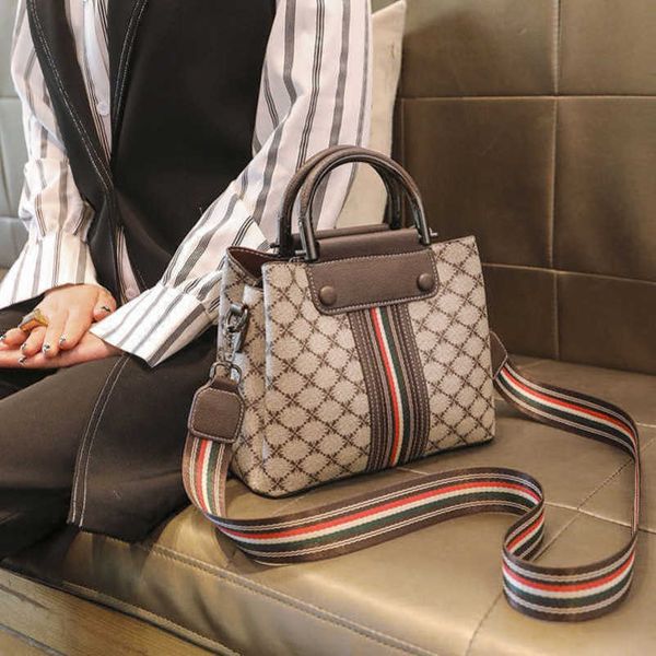 2023 new factory direct sales small and high-end printed portable bucket new large capacity multi compartment middle-aged mommy shoulder bag
2023 new factory direct sales small and high-end printed portable bucket new large capacity multi compartment middle-aged mommy shoulder bag