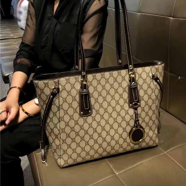 2023 new fashion designer large capacity tote bag advanced commuter tote bag leather shoulder bag
2023 new fashion designer large capacity tote bag advanced commuter tote bag leather shoulder bag