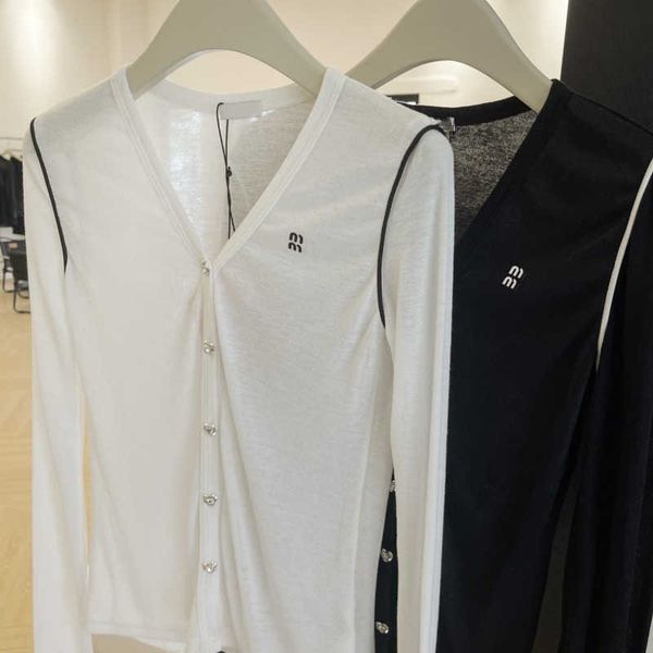 23ss new shirt designer blouse heart-shaped diamond button v-neck design long sleeved shirt letter embroidery cardigan sun protection coat w, White
23ss new shirt designer blouse heart-shaped diamond button v-neck design long sleeved shirt letter embroidery cardigan sun protection coat w, White