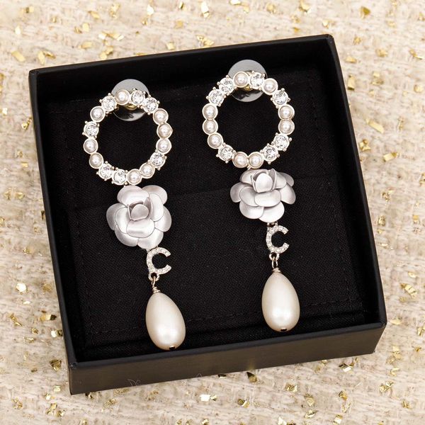 2023 luxury quality charm drop earring with flower design and nature shell beads diamond in 18k gold plated have box stamp ps7374b, Golden
2023 luxury quality charm drop earring with flower design and nature shell beads diamond in 18k gold plated have box stamp ps7374b, Golden