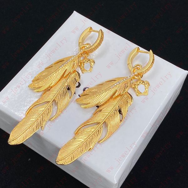 relief portrait of beauty inlay rhinestone decorated with 2 irregular metal feather earrings dangle & chandelier, designer fashion superior, Silver
relief portrait of beauty inlay rhinestone decorated with 2 irregular metal feather earrings dangle & chandelier, designer fashion superior, Silver
