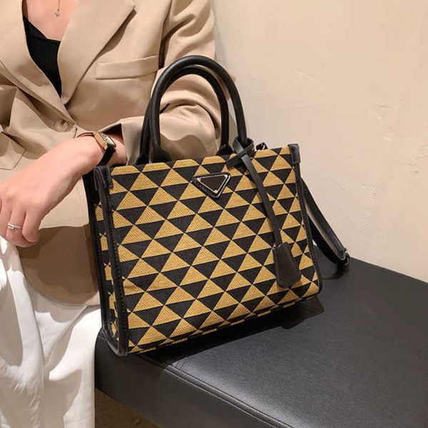 2023 new factory direct sales large capacity for women's fall leisure commuter tote fashion contrast color checkered one shoulder cross
2023 new factory direct sales large capacity for women's fall leisure commuter tote fashion contrast color checkered one shoulder cross