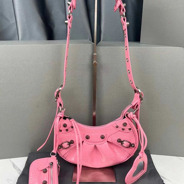 le cagole series half moon dumpling bag willow stud motorcycle fine-grained crocodile pattern leather with heart-shaped makeup mirror should
le cagole series half moon dumpling bag willow stud motorcycle fine-grained crocodile pattern leather with heart-shaped makeup mirror should