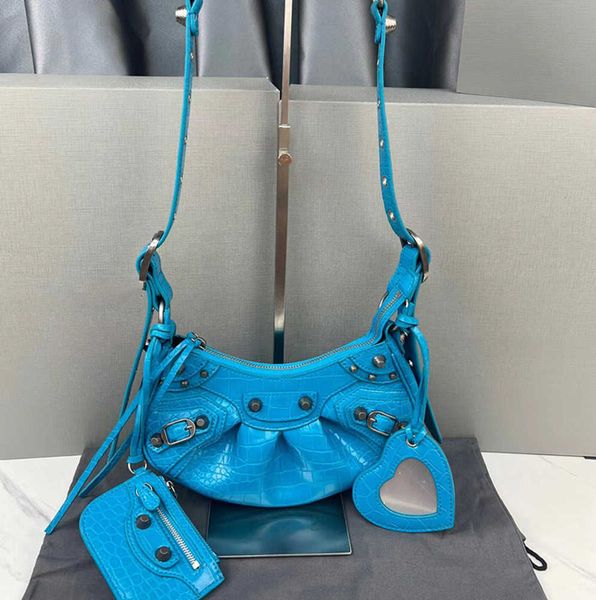 le cagole series half moon dumpling bags willow stud motorcycle fine-grained crocodile pattern leather with heart-shaped makeup mirror cross
le cagole series half moon dumpling bags willow stud motorcycle fine-grained crocodile pattern leather with heart-shaped makeup mirror cross