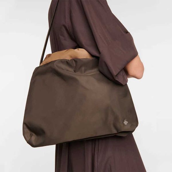 the * row pleated nylon cloud bag bourse high capacity handbag one shoulder bucket bag female
the * row pleated nylon cloud bag bourse high capacity handbag one shoulder bucket bag female